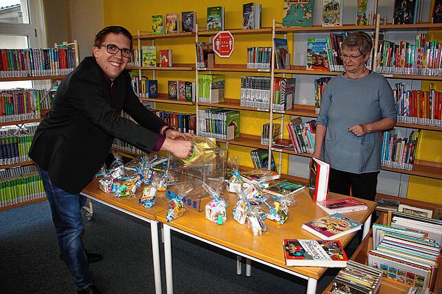Bürgermeister Dominik Männle zog die Gewinner der von der Gemeindebücherei veranstalteten Quizrallye, an der rund 50 Kinder teilgenommen ...