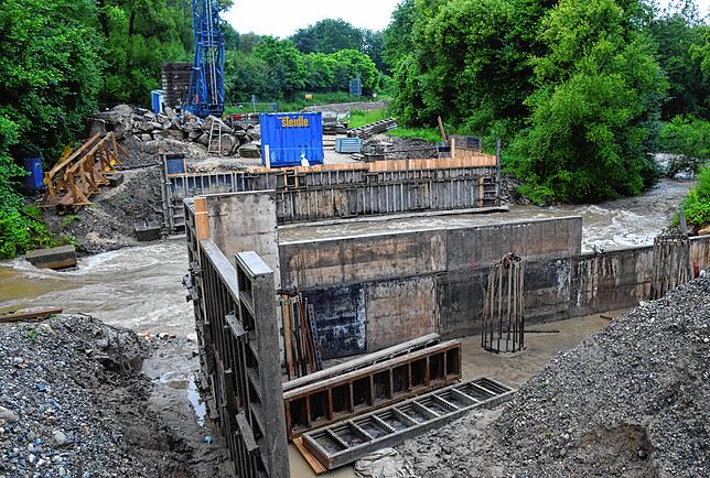 Bild 13: Abriss und Neubau: Ein Rückblick in 20 Bildern auf die Brücken-Großbaustelle auf der B313 vor dem Stockacher Rißtorf-Kreisel