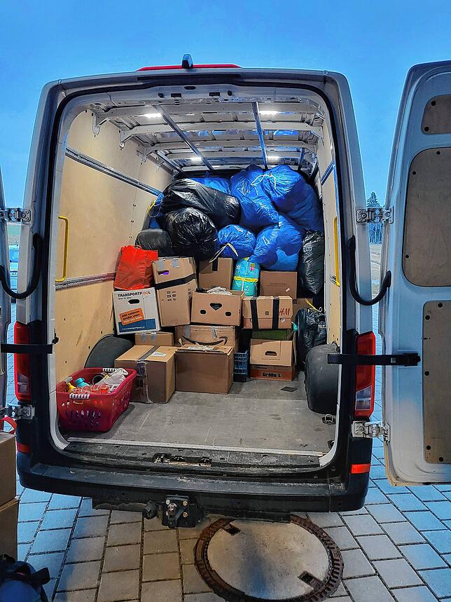 Die fünf Transporter wurden mit Spendengütern vollgeladen.