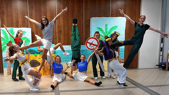 Zirkus macht einfach Spaß: Mitglieder des Zirkus Zebrasco setzen sich in der Aula des Klettgau Gymnasiums Tiengen artistisch in Szene. B