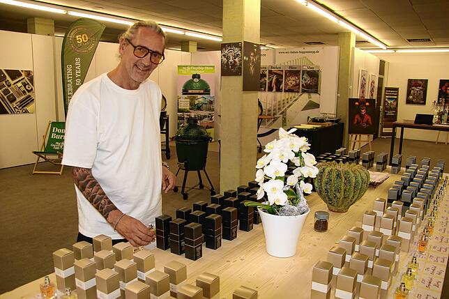 Fast schon Kunst, wie Erol Karaosmanoglu seine Parfüms aufgestellt hat.