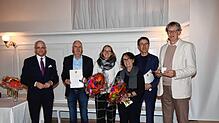 Bürgermeister Fritz Link (von links) dankt den verdienten Mandatsträgern Thomas Fiehn mit Gattin Sigrid Fiehn, Hans Mack mit Gattin ...
