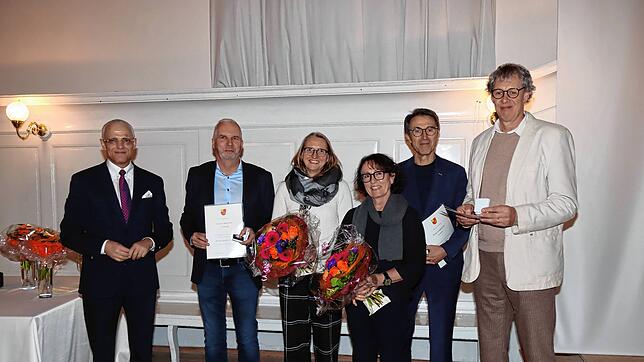 Bürgermeister Fritz Link (von links) dankt den verdienten Mandatsträgern Thomas Fiehn mit Gattin Sigrid Fiehn, Hans Mack mit Gattin ...