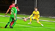 Siegtreffer: Fabian Dieterle (Nr. 21) sticht als „Joker“ und erzielt gegen Schönaus Schlussmann Simon Klein den 2:1-Siegtreffer für den ...