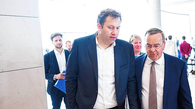 Lars Klingbeil und Boris Pistorius. Der Finanzminister plant für das Jahr 2029 mit Verteidigungsausgaben von 3,5 Prozent des ...