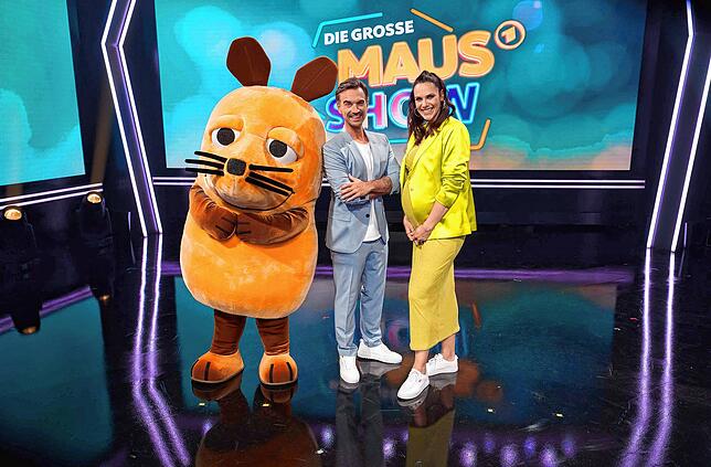 Moderatorin Esther Sedlaczek (rechts) begrüßt in der „Maus-Show“ ihren Kollegen Florian Silbereisen – er wird sie für eine Sendung ...