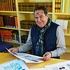 Letzte Prüfung vor dem Druck: Gunter Schöbel, Direktor des Pfahlbaumuseums, hat mit dem Verein für Pfahlbau und Heimatkunde ein Ortsbuch ...