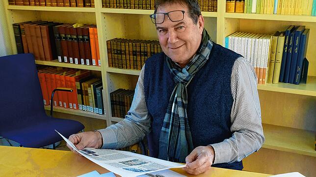 Letzte Prüfung vor dem Druck: Gunter Schöbel, Direktor des Pfahlbaumuseums, hat mit dem Verein für Pfahlbau und Heimatkunde ein Ortsbuch ...