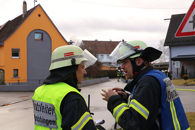 Bild 7: Die Bilder zum Feuerwehreinsatz in Allmendshofen: Eine defekte Heizung beginnt zu brennen