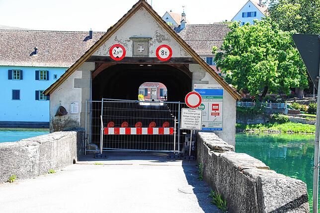 Wer über die kleine historische Brücke von Jestetten nach Rheinau möchte, hat derzeit nicht einmal zu Fuß die Möglichkeit auf die andere ...