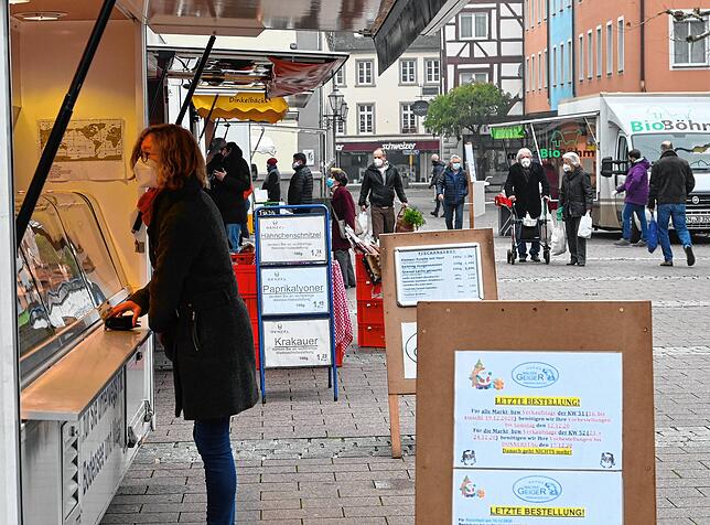 Auf dem Radolfzeller Wochenmarkt müssen mittlerweile wieder Mund-Nasen-Masken getragen werden. Eine Zeit lang wurde die Pflicht aber ...