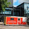 Der Impfcontainer wird vor den Donauhallen abgeladen. Der Impfbus ist unterwegs nach Villingen. So können zwei Termine abgedeckt werden.