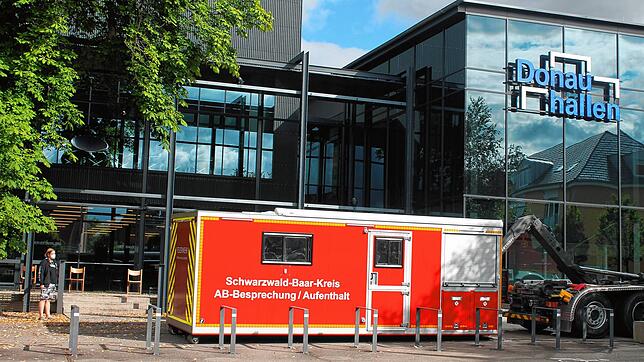 Der Impfcontainer wird vor den Donauhallen abgeladen. Der Impfbus ist unterwegs nach Villingen. So können zwei Termine abgedeckt werden.
