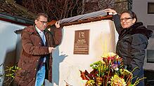 Hasan Ögütcü vom Alevitischen Bildungswerk und Daisendorfs Bürgermeisterin Jacqueline Alberti enthüllen die Gedenktafel, die an Hugo ...
