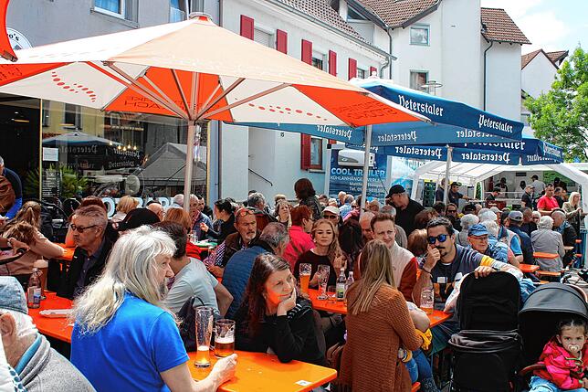 An mehreren Plätzen erklang den ganzen Tag Musik. Auch der Kinder- und Erwachsenenflohmarkt war gut besucht und hielt viele Schnäppchen ...
