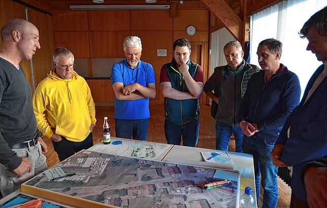 Michael Finkenzeller, Oliver Seifried, Karl Wegis, Alexander Keller, Thomas Braun und Karl-Heinz Alber (von links) haben gemeinsam mit ...