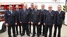 Die neu gewählten Feuerwehrausschuss-Mitglieder stellen sich zum Gruppenbild auf (von links): Abteilungskommandant Emanuel Reuss, ...