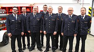 Die neu gewählten Feuerwehrausschuss-Mitglieder stellen sich zum Gruppenbild auf (von links): Abteilungskommandant Emanuel Reuss, ...