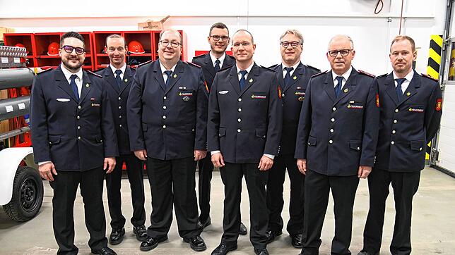 Die neu gewählten Feuerwehrausschuss-Mitglieder stellen sich zum Gruppenbild auf (von links): Abteilungskommandant Emanuel Reuss, ...