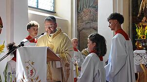 Festzelebrant Pfarrer Hannes Rümmele leitet den Gottesdienst und nutzt die Gelegenheit, seine neue Gemeinde kennenzulernen.