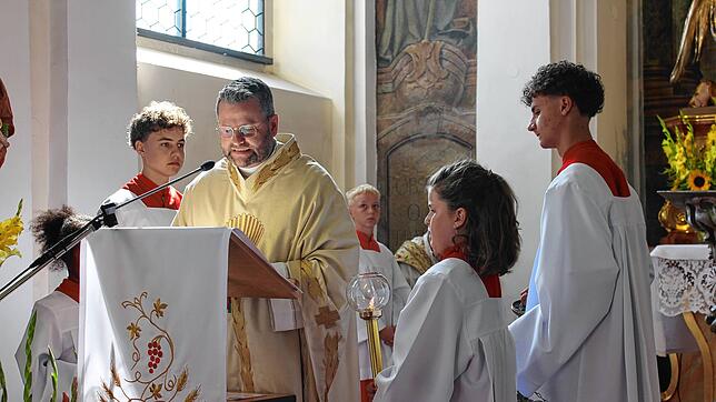 Festzelebrant Pfarrer Hannes Rümmele leitet den Gottesdienst und nutzt die Gelegenheit, seine neue Gemeinde kennenzulernen.