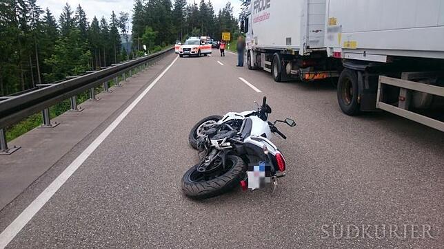 Nachdem eine Motorradfahrerin am Montag (20. Juni 2016) auf der Bundesstraße zwischen Titisee-Neustadt und Bärental die Kontrolle über ...