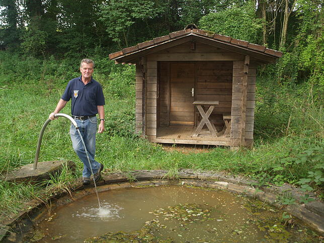 Bis vor wenigen Jahren hat die Gemeinde Lottstetten, hier im Bild der ehemalige Bauhofleiter Walter Schlageter, die Anlage gepflegt. ...