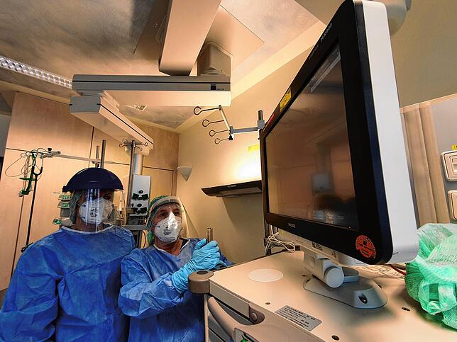 Alle Gesundheitswerte des Patienten sind im Blick: Maja Vuckovic und Nicole Ohlhauser vor einem Kontrollmonitor in einem Patientenzimmer.