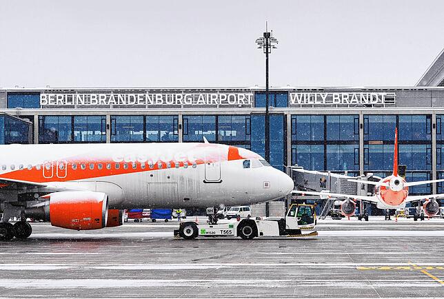Der Flughafen Berlin-Brandenburg: Seit 31. Oktober 2020 ist er eröffnet. Aufgrund kurioser Vorfälle trug er lange nur den Namen ...