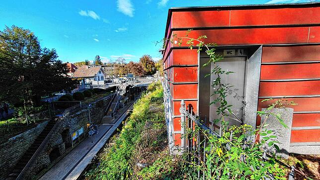 Die öffentliche Toilette am Bahnhof Mitte in Überlingen. Ein Unbekannter steckte eine Israel-Flagge ins Pissoir und provozierte, dass ...