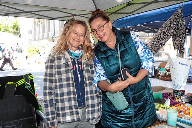 Bild 27: Konstanz: Auf zum Deutsch-Schweizer Flohmarkt! Diese Besucher und Verkäufer sind dabei