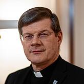Erzbischof Stephan Burger schaut, was der Kühlschrank an Heiligabend hergibt.