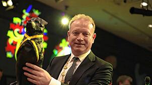 Jan Zeitler mit der von Bildhauer Ottmar Hörl geschaffenen Skulptur eines Rottweiler-Hundes. Ein Geschenk, das er zur Vereidigung auf ...