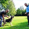 Klare Rollenverteilung: Heiko Szorg (links) gibt Rückendeckung, Schäferhündin Dakota verteidigt ihn nach vorne.