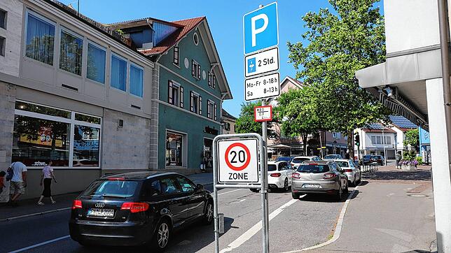Die Markdorfer Innenstadt ist eine blaue Zone. Geparkt werden darf kostenfrei mit Parkscheibe, für drei Stunden. Bislang war das ein ...