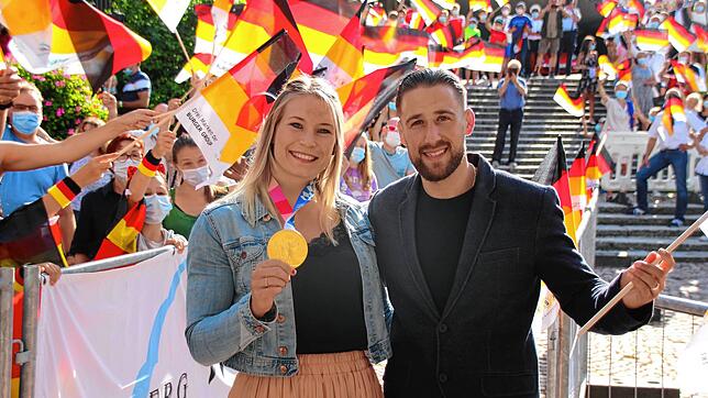 Empfangen im Fahnenmeer: Aline Rotter-Focken (links) mit Ehemann Jan Rotter vor dem Kursaal in Triberg.