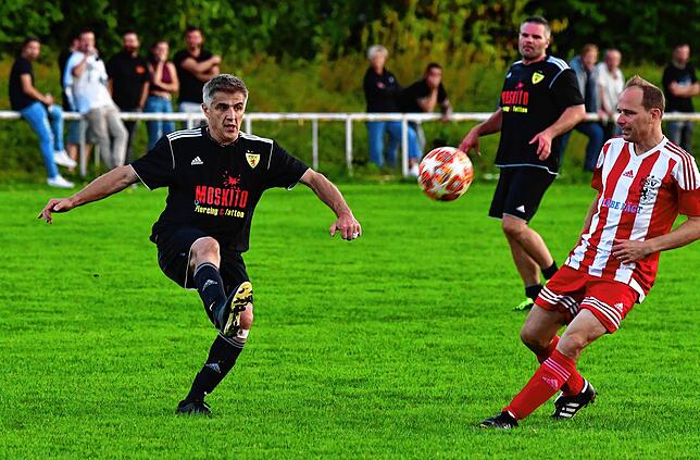 Bild 9: Zwölf Tore fallen beim Derby der Legenden in Rheinfelden &ndash; und wir haben die Bilder!