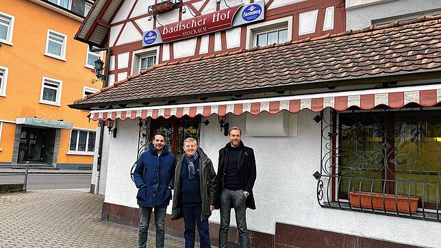 Mathias Tonigold, Herrmann Schmeißer und Achim Niess (von links) vor dem Badischen Hof. Nach knapp 38 Jahren hat der Besitzer Herrmann ...