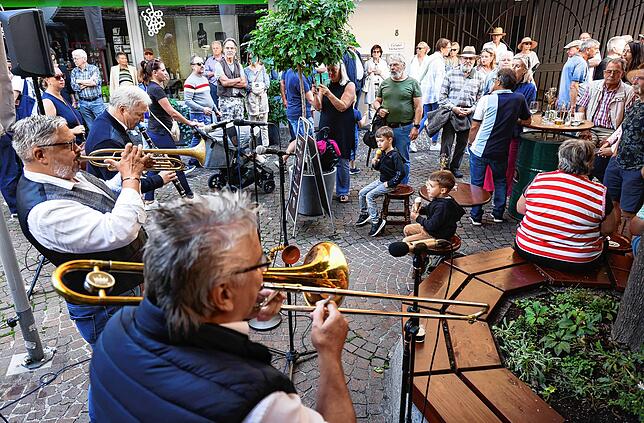 Dixie- und Jazzsound in der Höllstraße beim verkaufoffener Sonntag „Musik uff de Gass“.