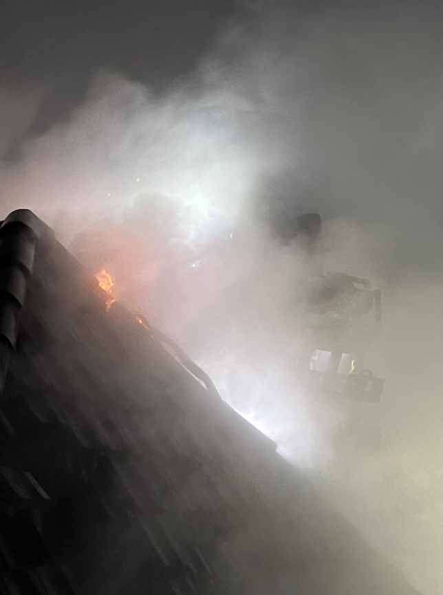 Bild 9: Wohnhaus an der Hauptstraße steht in Flammen