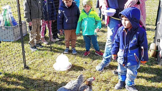 Michael Pohl von der Sparkasse Schwarzwald-Baar und Erzieherin Andrea Rold freuen sich mit den Kindern über das gelungene ...