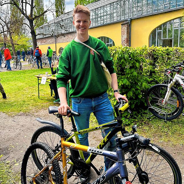 Lars Bittel aus der Schweiz hat gleich zwei Fahrräder ergattert und überlegt nun, wie er seine beiden Schnäppchen-Schätzchen nach Hause ...