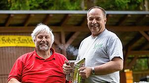 Siegmund Hirt aus Wutach-Lembach (links) und Jürgen Meß aus Aselfingen betreuen zusammen mit Uwe Stockbauer die Belegstelle Hoher ...