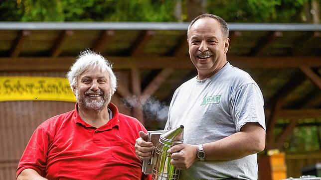 Siegmund Hirt aus Wutach-Lembach (links) und Jürgen Meß aus Aselfingen betreuen zusammen mit Uwe Stockbauer die Belegstelle Hoher ...