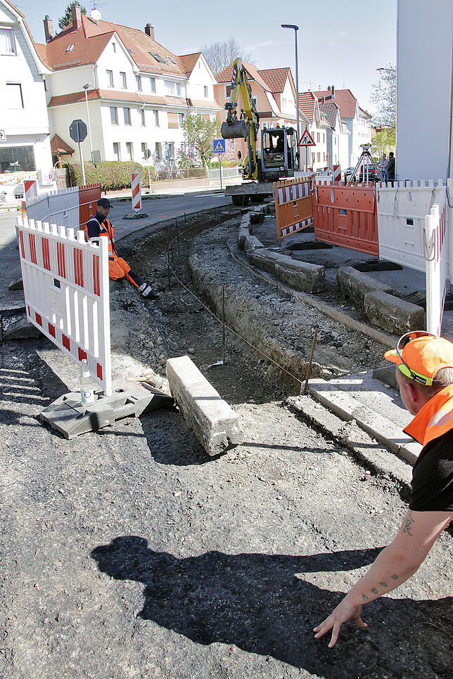 Mitarbeiter der Technischen Dienste verlegen an der Kreuzung die Randsteine neu, die abgesunken waren. Hier sammelte sich zuvor immer ...