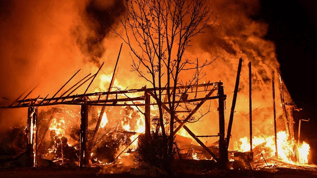 Am Montagabend geriet in Bräunlingen eine Scheune in Brand. Die Feuerwehr konnte sie nur noch kontrolliert abbrennen lassen.