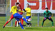 Diesen Schuss von Mark Burgenmeister (SpVgg F.A.L.) konnte Torhüter Eric Herz (SV Walbertsweiler-Rengetsweiler) abwehren. Abwehrspieler ...