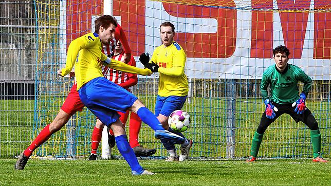 Diesen Schuss von Mark Burgenmeister (SpVgg F.A.L.) konnte Torhüter Eric Herz (SV Walbertsweiler-Rengetsweiler) abwehren. Abwehrspieler ...