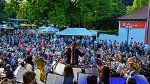 Das Blasorchester Bad Dürrheim, hier 2019 noch mit dem damaligen Dirigenten Kuno Mößmer, eröffnet traditionell die Sommersinnfonie. Seit ...