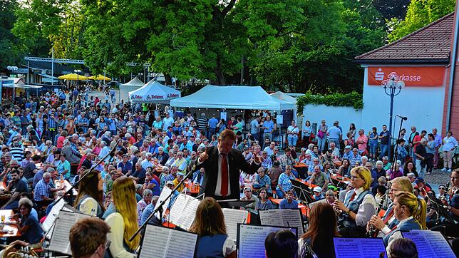 Das Blasorchester Bad Dürrheim, hier 2019 noch mit dem damaligen Dirigenten Kuno Mößmer, eröffnet traditionell die Sommersinnfonie. Seit ...